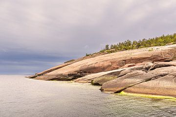 Oostzeekust met rotsen op het eiland Blå Jungfrun in Zweden