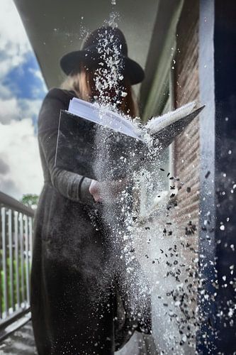 Surrealistische Kunstfoto van Vrouw met Boek en Zwevende Letters - Unieke Wanddecoratie