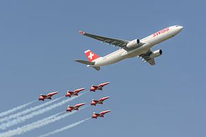 Swiss Airbus A330 zusammen mit der Patrouille de Suisse. von Jaap van den Berg