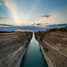 Coucher de soleil sur le canal de Corinthe en Grèce sur Michiel de Groot