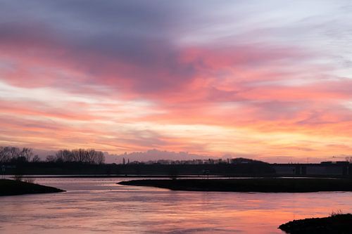 Sonnenaufgang an der Wasserkante von Linda Schellevis