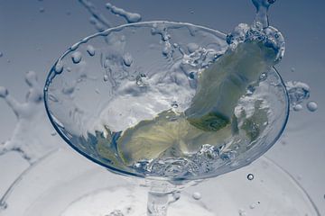 Limoenen vallen in een glas 1 van Marc Heiligenstein