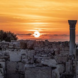 Zuil op Kourion Archeologische plek op Cyprus met  zonsondergang van Eric van Nieuwland