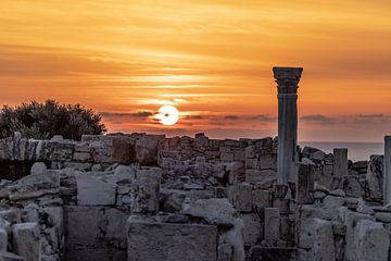 Zuil op Kourion Archeologische plek op Cyprus met  zonsondergang