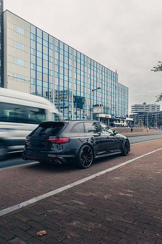 Audi RS4 ABT in een Industrieel Gebied
