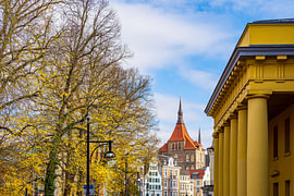 Uitzicht over de Universiteitsplein op de Mariakerk in Rostock van Rico Ködder