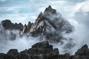 Schroffe Gipfel in den Wolken von Daniel Gastager