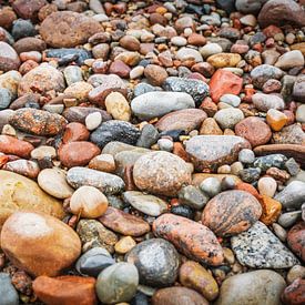 Viele bunte Steine am Strand der Ostsee von Gunter Kirsch