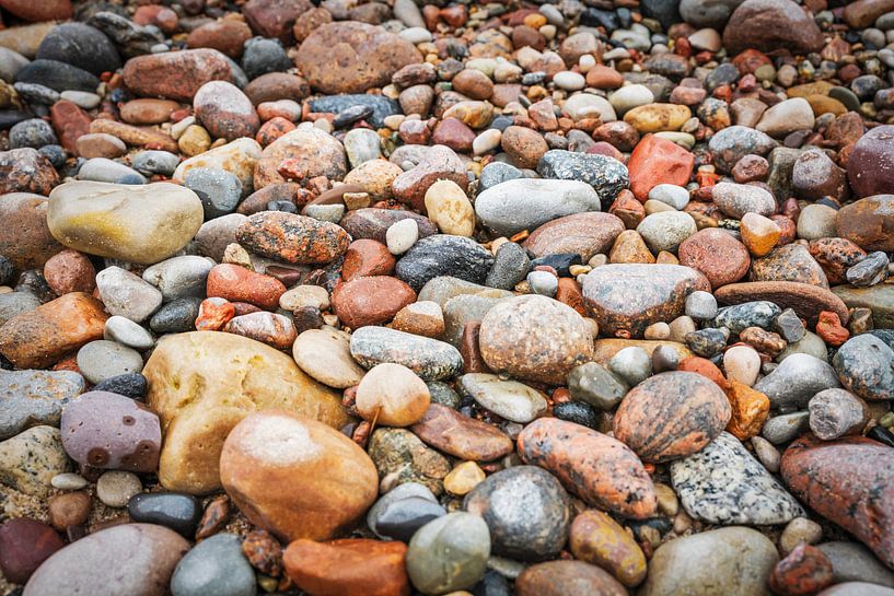 Viele bunte Steine am Strand der Ostsee von Gunter Kirsch