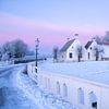 Wit huis en een winters landschap bij Aduarderzijl van André van der Meulen