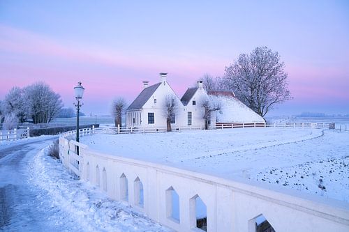 Wit huis en een winters landschap bij Aduarderzijl van André van der Meulen