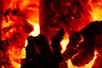 Brennende Holzscheite glühen rot im Kamin von de-nue-pic