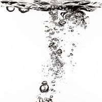 Luft fliegt in Wasser