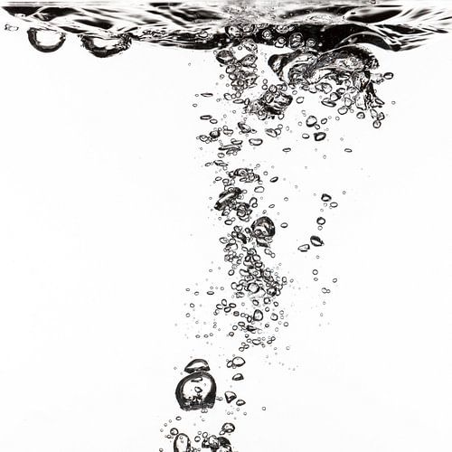 Luft fliegt in Wasser