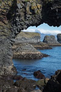 Des rochers dans la mer en Islande