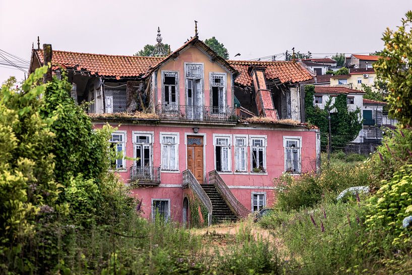 Abandoned villa in Portugal by Gentleman of Decay