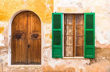 Close-up van oude houten deur en open vensterluiken van mediterraan huis van Alex Winter