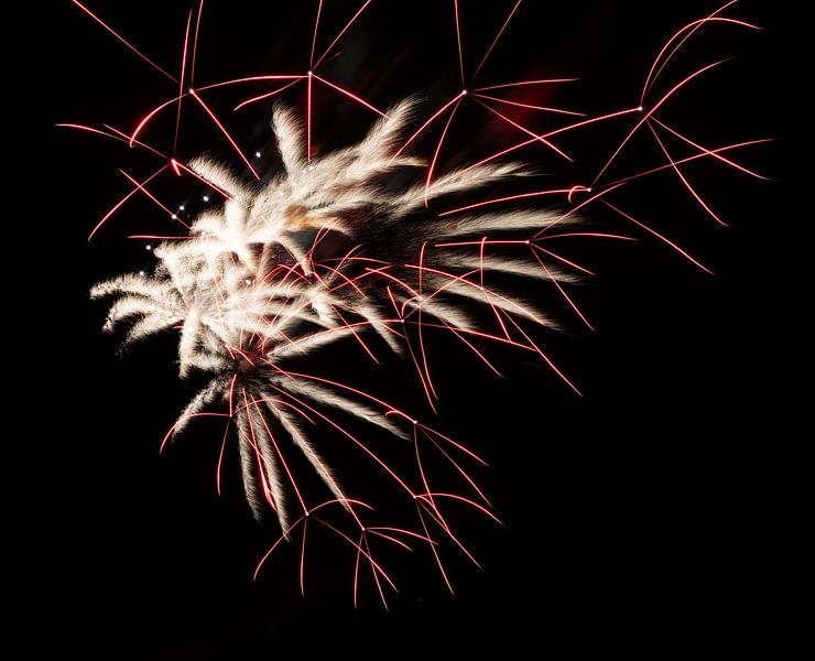 Image abstraite d'un feu d'artifice dans le ciel nocturne par ManfredFotos