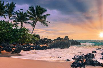 Coucher de soleil sur la plage de Secret Beach, Maui, Hawaii
