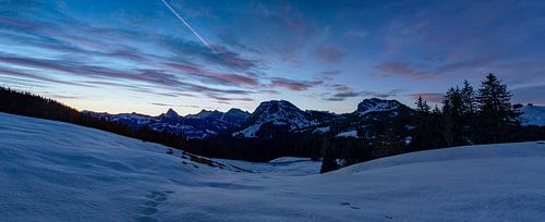Farbenfroher Sonnenaufgang auf dem Satteleggpass in den Alpen