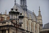 Lampadaires de Paris avec la Sainte-Chapelle en arrière-plan