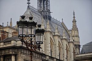 Straatlantaren van Parijs met de Sainte-Chapelle op de achtergrond