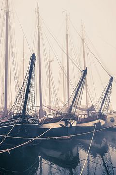 Braune Flotte im Nebel | alte Segelboote IJsselkade Kampen von Fotografiecor .nl