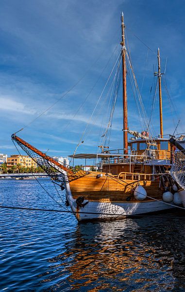 Croatia : Along the harbour by Photoart-Naegele