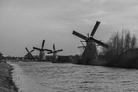 Zwart witte foto van molens bij Kinderdijk.