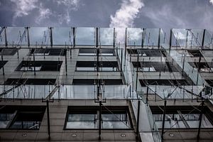 spezielle glasfassade der corvinus-universität in budapest