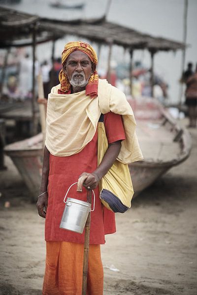 pelgrim bij Ganges rivier India van Karel Ham