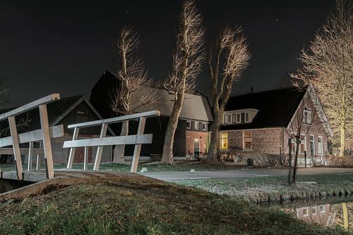 Woonboerderij uitgelicht in de avond