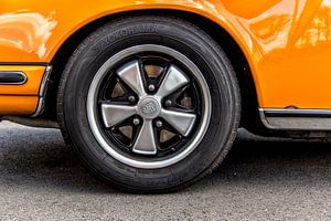 Porsche 911 mit Fuchs-Felgen.