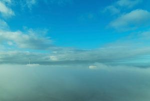 Euromast Rotterdam dans la brume sur Ilya Korzelius