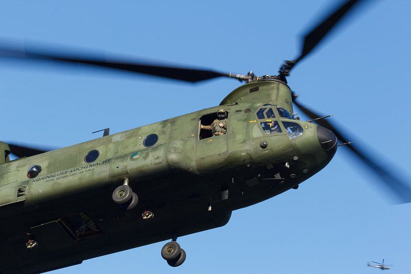 Een Chinook komt aangevlogen voor de landing van Arjan van de Logt