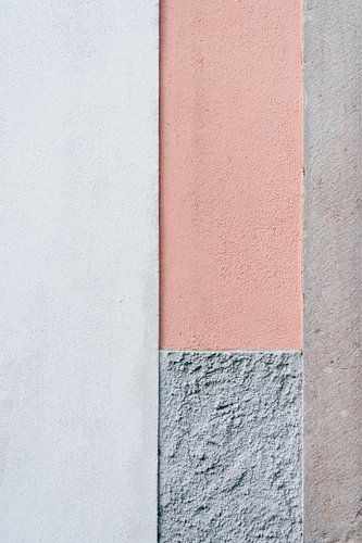 Gevel in Lissabon ᝢ roze gevel reisfotografie Portugal Europe
