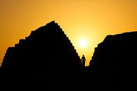 Sihouet tussen piramides in Sudan van Krijn van der Giessen thumbnail