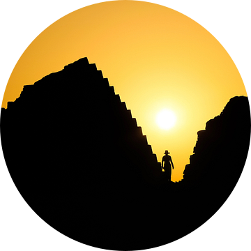 Sihouet tussen piramides in Sudan van Krijn van der Giessen