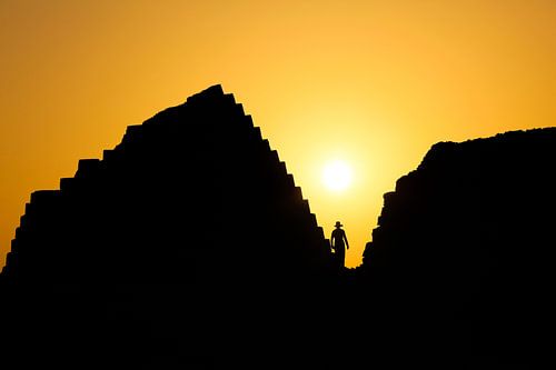 Sihouet tussen piramides in Sudan