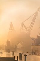 Le bateau-grue Thialf dans le brouillard
