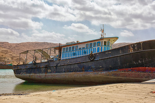 Chantier naval à Oman avec des navires endommagés