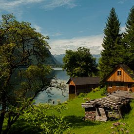 Boothuis aan de kant van de Hallstadtersee van Rick Biermans