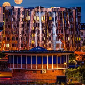 Das Gehry Gebäude  im tiefblauen Glanz im Mondlicht von LICHTERKISTE