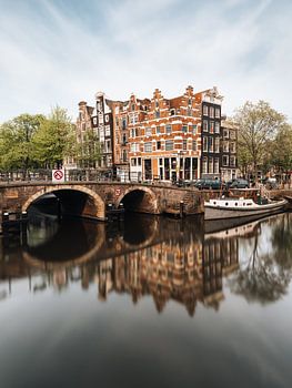Kanaal en oude huizen in Jordaan, Amsterdam, Nederland.