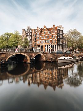 Kanaal en oude huizen in Jordaan, Amsterdam, Nederland.