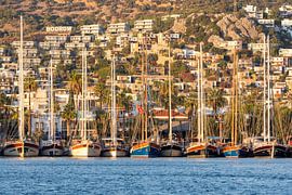 Gulet zeilboten tijdens zonsondergang in de haven van Bodrum in Turkije van Michiel Ton