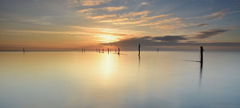 Visnetten bij zonsopkomst van John Leeninga