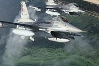 Deux F-16 au-dessus de la mer