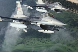 Zwei F-16 über dem Meer von Sentry Aviation News