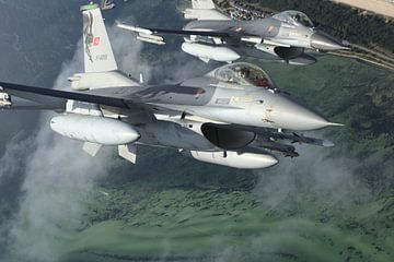 Twee F-16s boven de zee van Sentry Aviation News